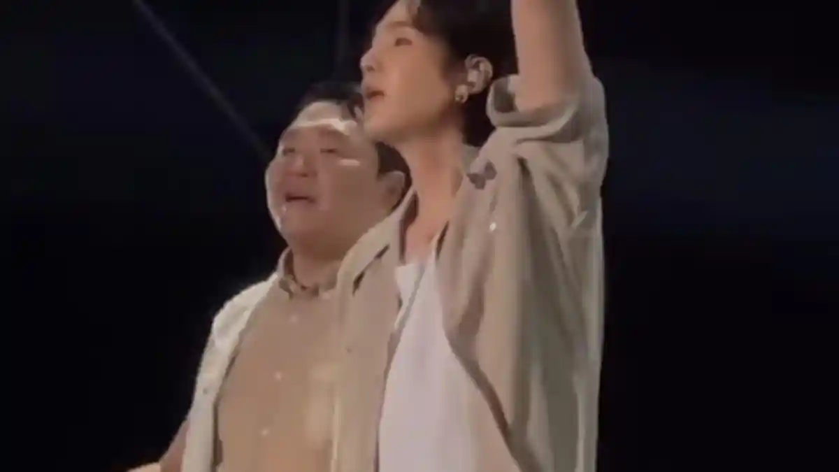 Suga BTS dan PSY Guncang Festival Musik dengan 'That That', Dance Bareng hingga Mic Drope Pose