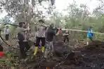 Kapolda Riau dan Rocky Gerung Turun Langsung Padamkan Karhutla di Dumai Timur