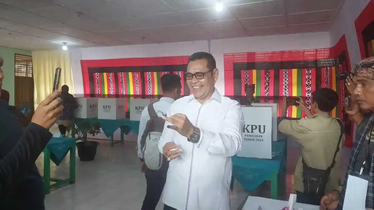 Cagub Sumbar Epyardi Asda Mencoblos di TPS 006 Singkarak, Dekat Rumahnya di Solok