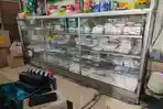 PLASTIK-KRESEK-Etalase-di-toko-sembako-milik-Akmal-yang-salah-satunya-menjual.jpg