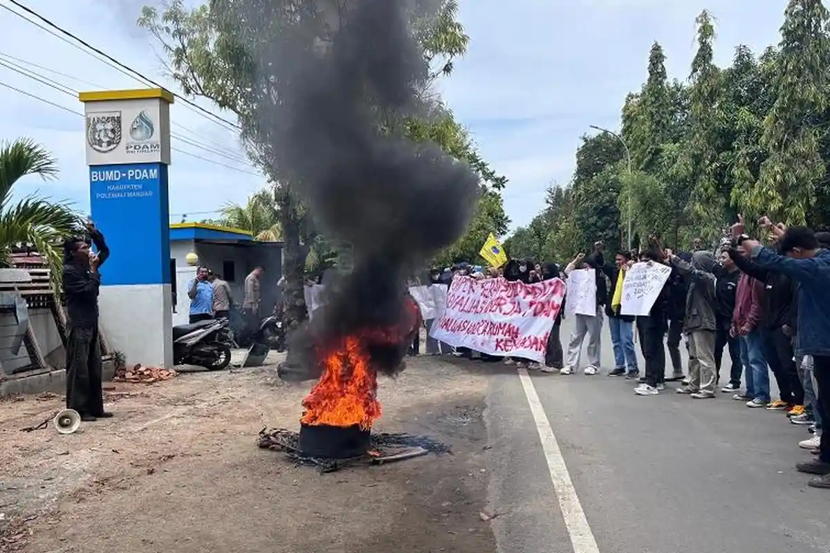 Mahasiswa Demo PDAM Wai Tipalayo Karena 2 Tahun Taidak Setor Keuntungan ke Pemerintah