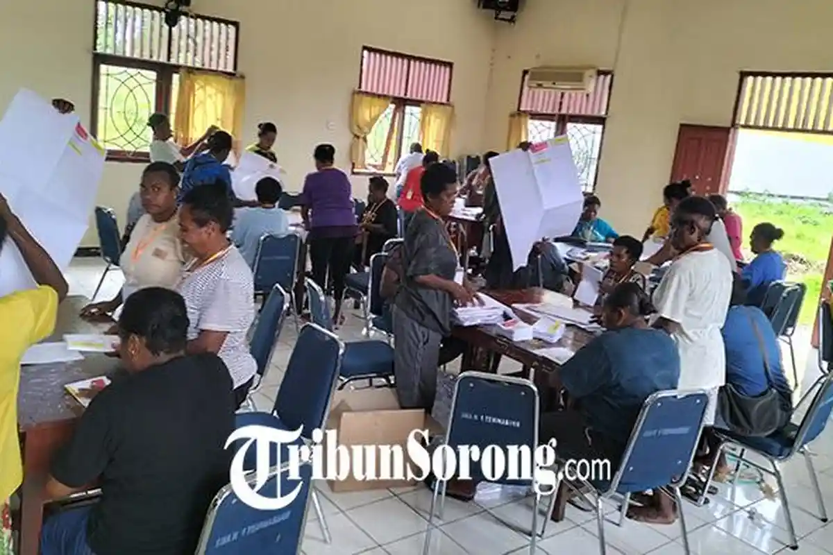 KPU Sorong Selatan Selesai Lipat Semua Jenis Surat Suara, Pendistribusian ke TPS via Laut dan Darat
