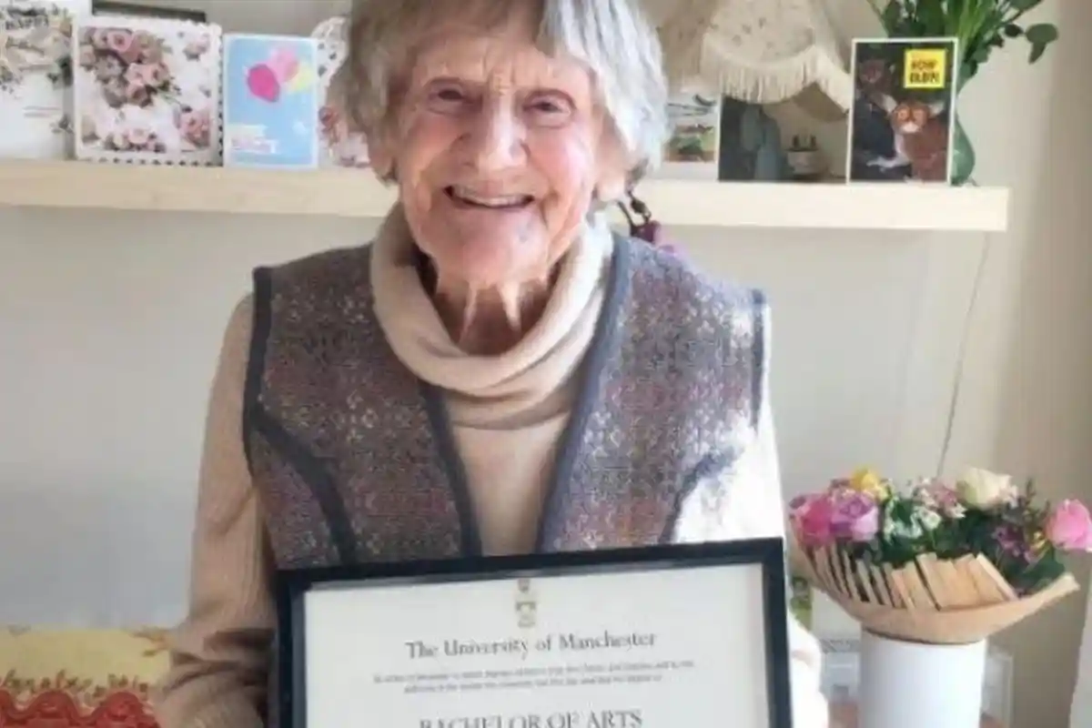 Sandang Gelar Sarjana di Usia 101 Tahun, Nenek Ini Dapatkan Hadiah Mengejutkan