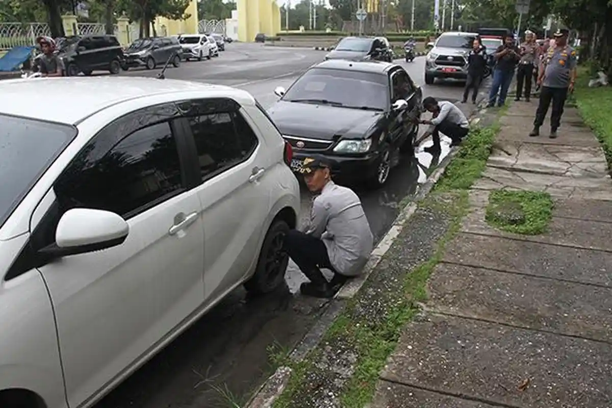 FOTO : Langgar Rambu Larangan Parkir, Dishub Gembosi Ban Mobil di Jalan Dipenogoro Pekanbaru - parkir-sembarangan-ban-digembosi2.jpg