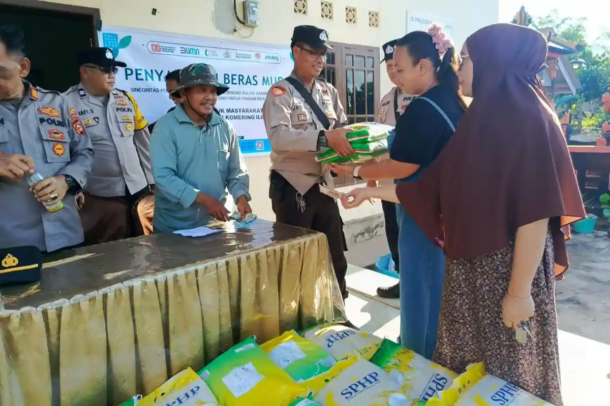 Polsek Lempuing & Tanjung Lubuk Salurkan 7 Ton Beras Murah, Rp 60 Ribu per Karung, Warga OKI Serbu