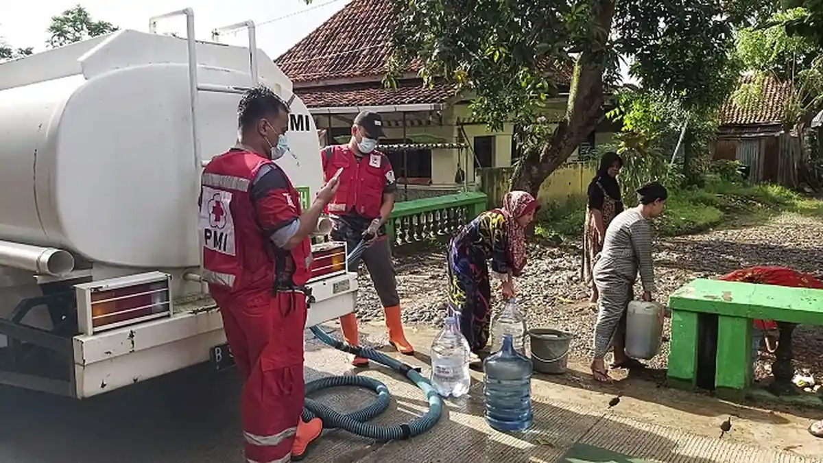 Air Sumur Tercemar Limbah Tekstil, Warga Simbangkulon Pekalongan Mulai Terima Bantuan Air Bersih