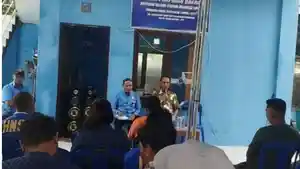 Anggota-DPR-RI-Usman-Husin-saat-berdialog-dengan-para-nelayan.jpg