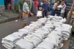 Pemerintah Salurkan Beras Untuk Masyarakat Terdampak PPKM