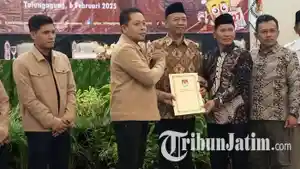 Gatut-Sunu-Wibowo-dan-Ahmad-Baharudin-menerima-salinan-keputusan-KPU-Tulungagung.jpg