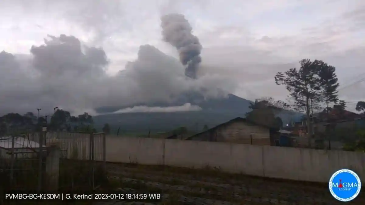 Erupsi Gunung Kerinci Setinggi 1.200 Meter pada Pukul 18.10 WIB