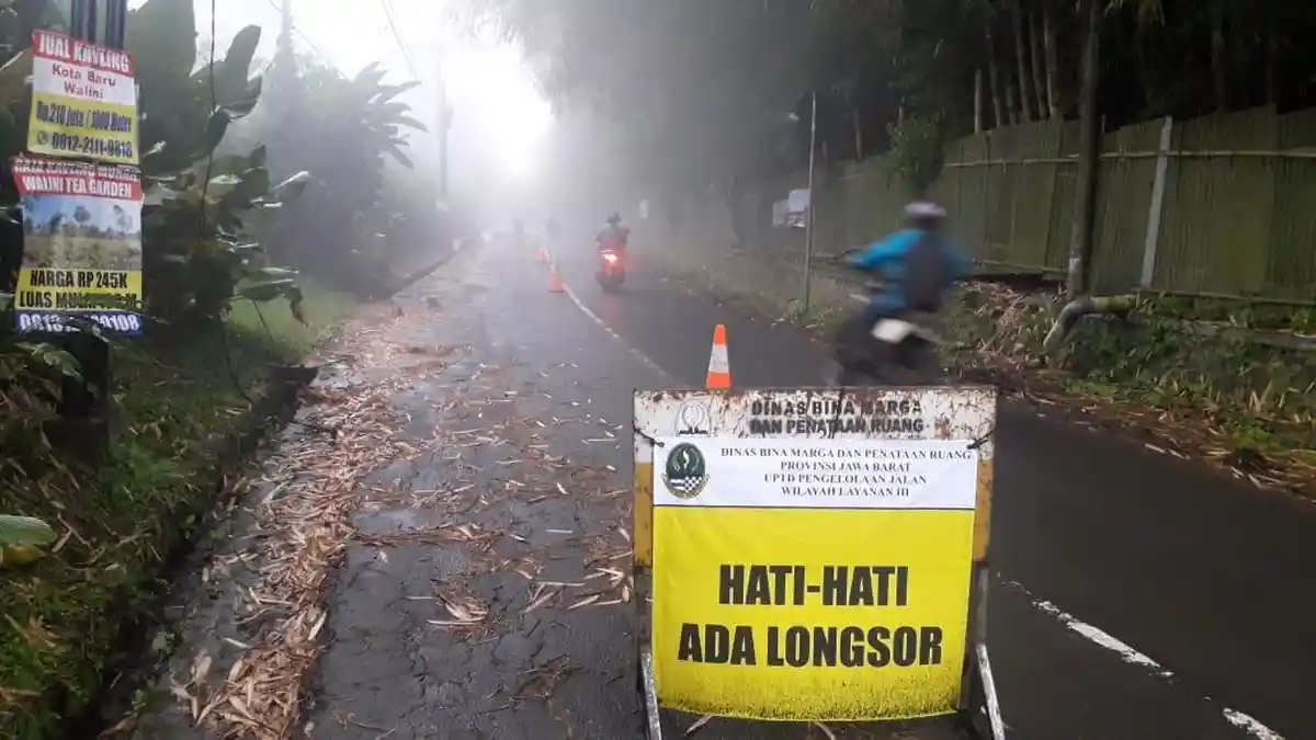 Hati-hati! Jalan Penghubung Lembang-Cimahi Sering Berkabut dan Rawan Longsor 