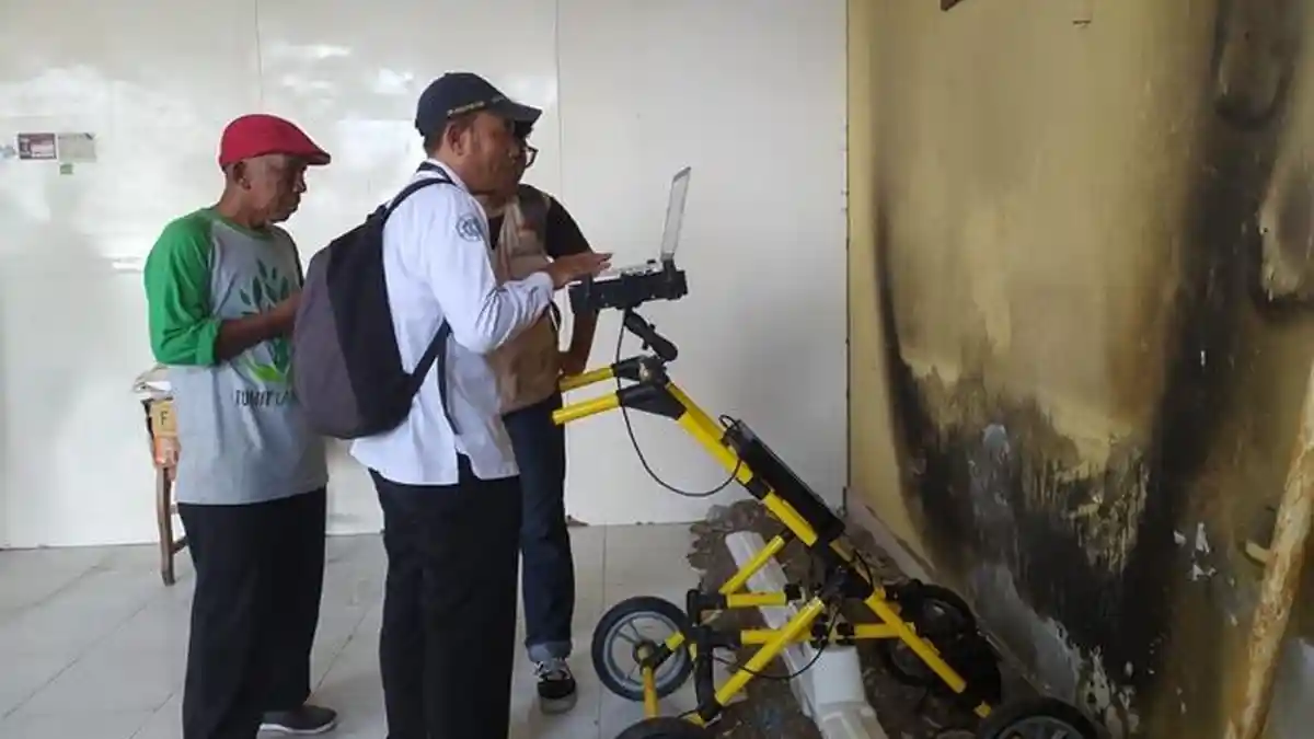 Tim UGM Teliti Fenomena Api di Rumah Warga Seyegan Gunakan Georadar, Deteksi Retakan Bawah Tanah