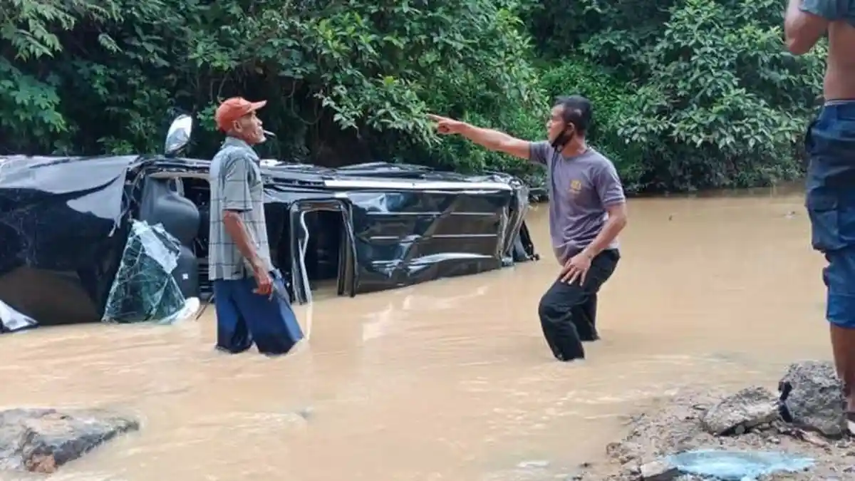 Kecelakaan Mitsubishi Pajero Terjun Terbalik di Sungai, Sempat Senggol Motor dan Mobil