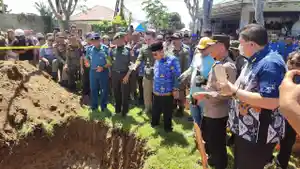 Pemusnahan-miras-di-lapangan-Padebuolo.jpg