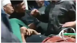 2026-04-30-Korban-penikaman-saat-dilarikan-ke-puskesmas-di-Kelurahan-Malakaji.jpg