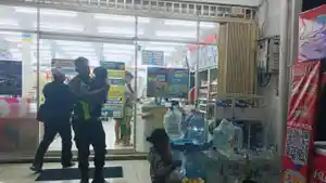 Polisi-membantu-seorang-ibu-bersama-dua-anaknya-di-kawasan-pertokoan-Sukodadi-Lamongan.jpg
