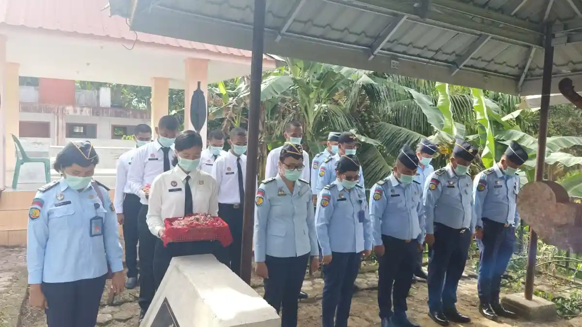 Hormati Jasa Pahlawan, Lapas Kelas III Teluk Dalam Tabur Bunga di Taman Makam Pahlawan Saonigeho