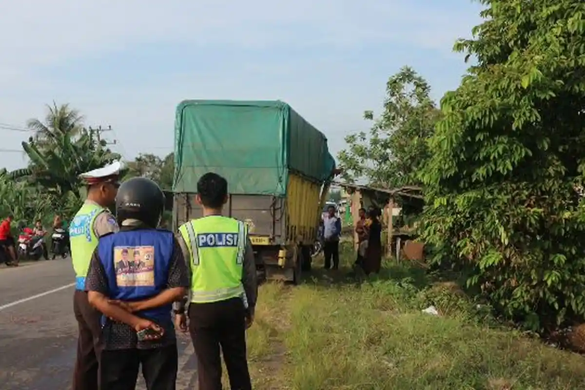 Ambulans yang Angkut Jenazah Tabrakan dengan Truk Besar, Penumpang Terluka