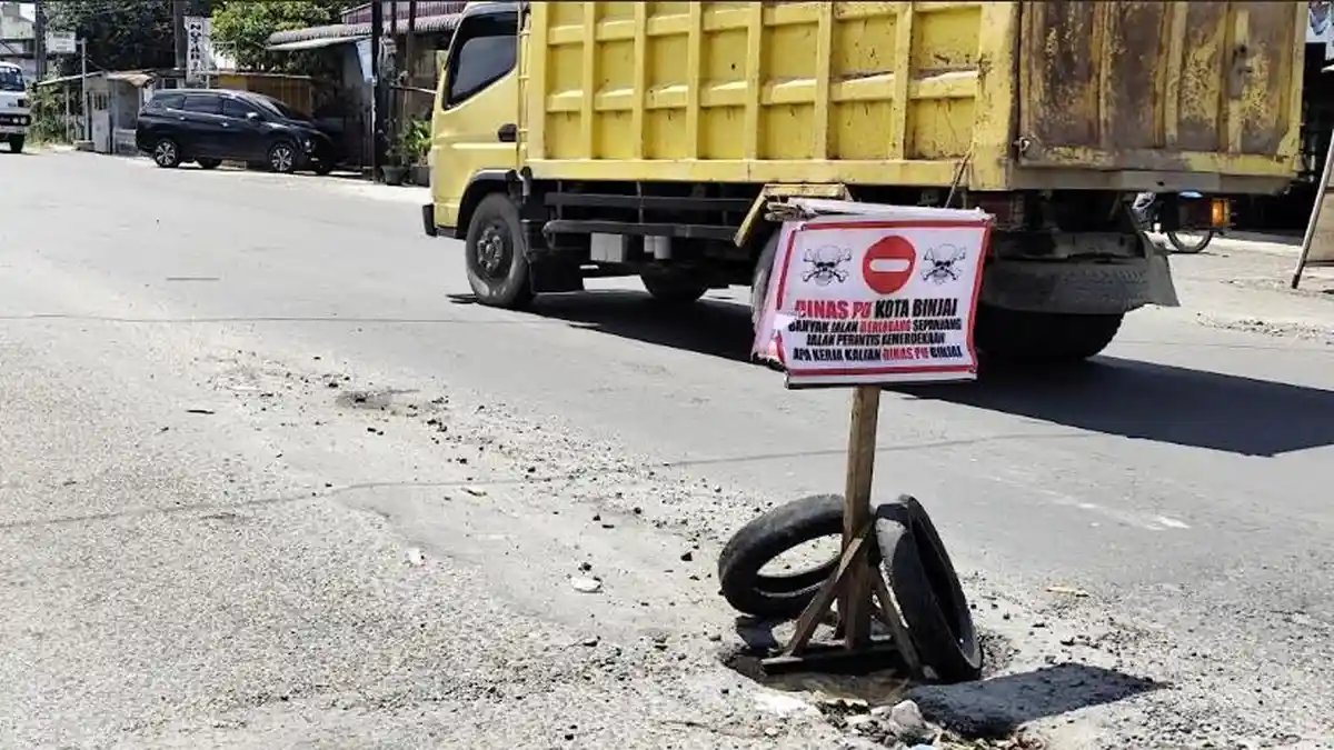 Masyarakat Kesal dan Pasang Plang Protes karena Jalan Berlubang di Kota Binjai