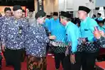 Wabup-Sumenep-KH-Imam-Hasyim-menyalami-calon-jemaah-haji-asal-Sumenep.jpg