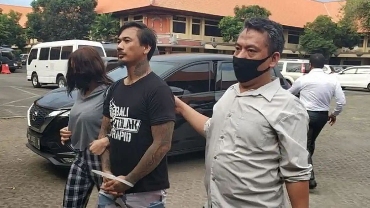 Dengan Tangan Diborgol, Jerinx Mengaku Tak Gentar dan Siap Jalani Proses Hukum