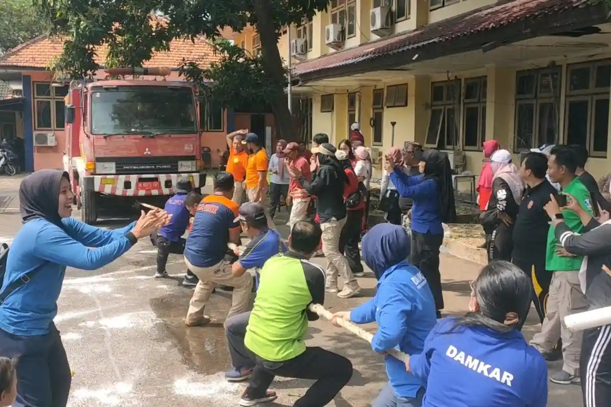 Emak-emak Satpol PP Bangkalan Tarik Truk Damkar Bobot 11 Ton: Tak Seberat Perjuangan Para Pahlawan  