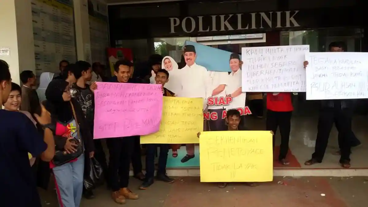 Mantan Pegawai RSUD Al Ihsan Berunjuk Rasa di Halaman Rumah Sakit