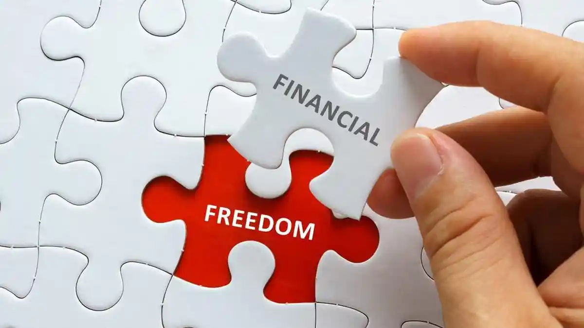 Merdeka Finansial Tak Hanya Sekadar Terima Gaji Bulanan dan Ada Tabungan, Simak Alasannya!