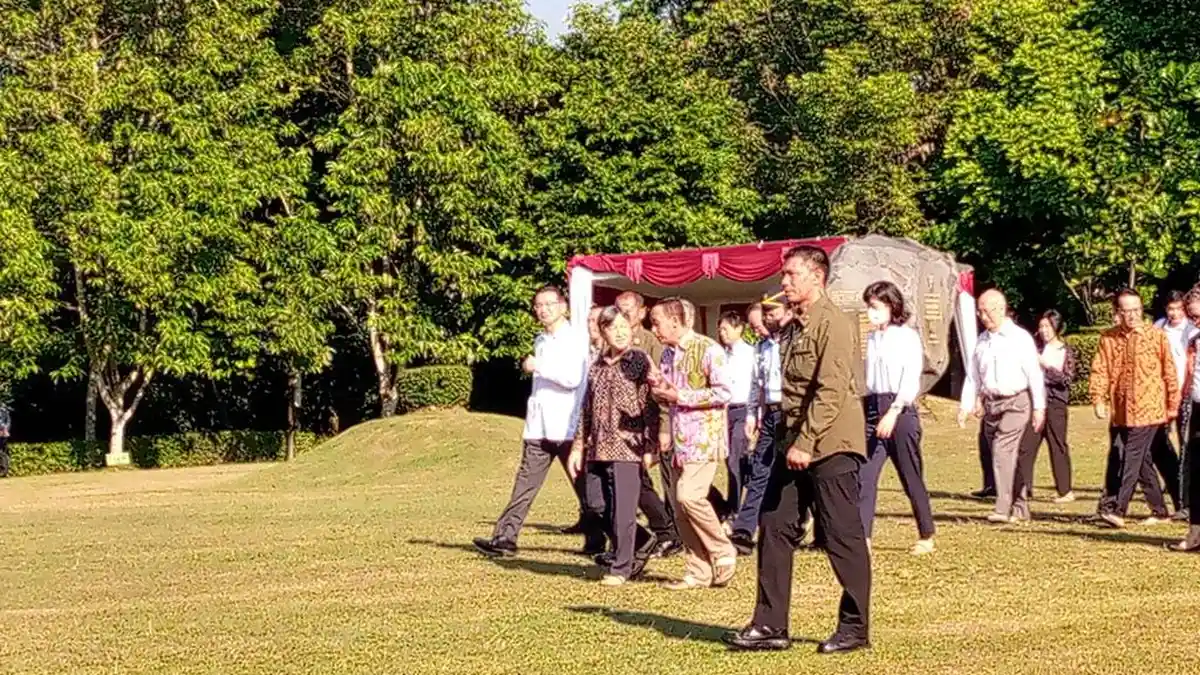Kaisar Jepang Naruhito Tiba di Candi Borobudur Menggunakan Sandal ...