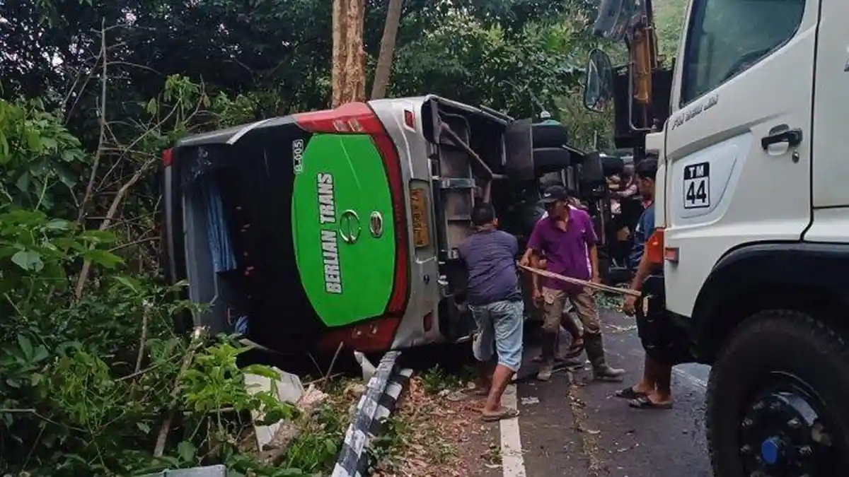 Kecelakaan Hari Ini: Bus Rombongan Warga Tangerang Banten Terbalik di Pekalongan, Satu Orang Tewas