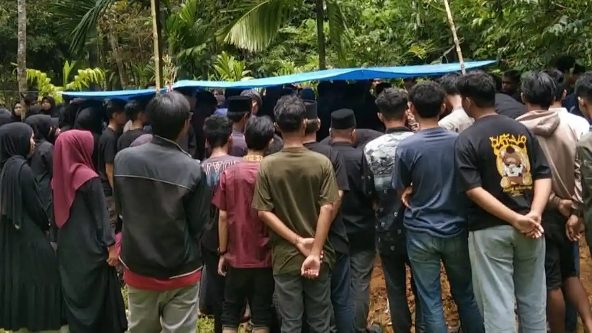 Diantar Teman Sekelas, 2 Korban KA Padang Dimakamkan di Sungai Geringging: "Mereka Baik dan Ceria"