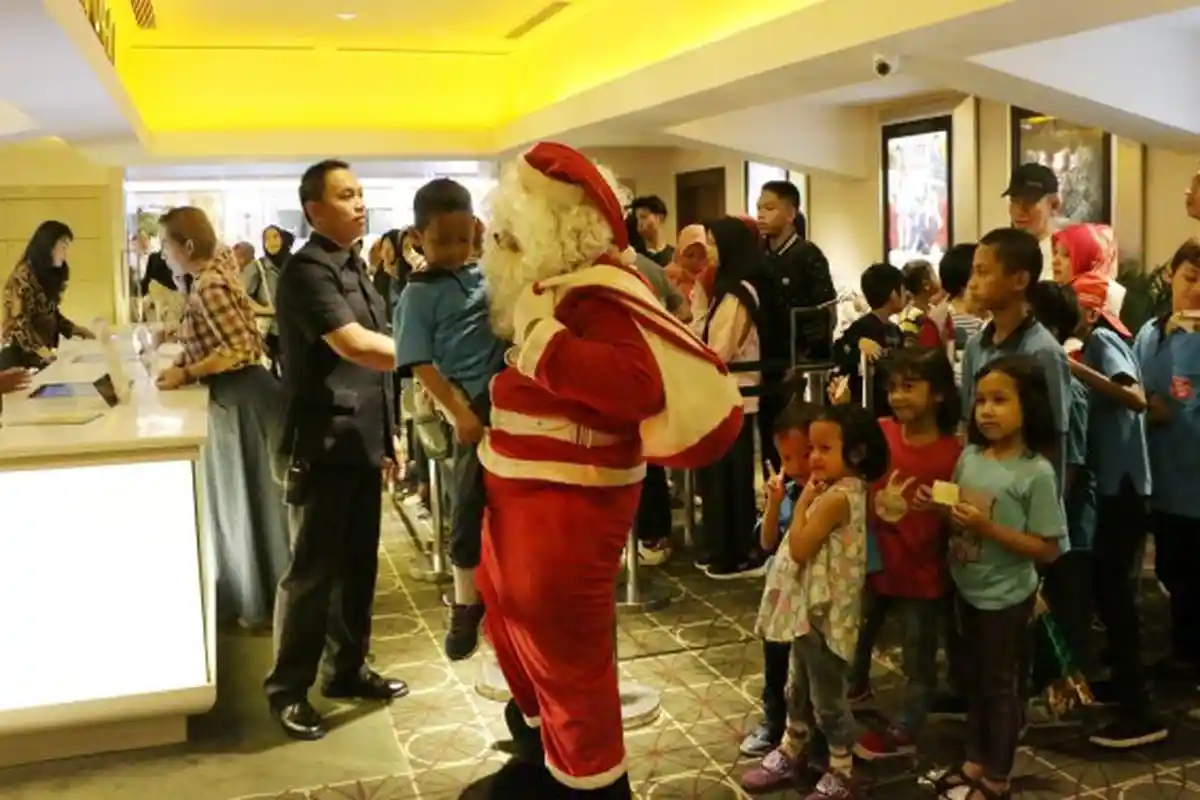 Santa Claus Ajak Anak Yatim Nonton Film Bumblebee Di Mal Ciputra Semarang