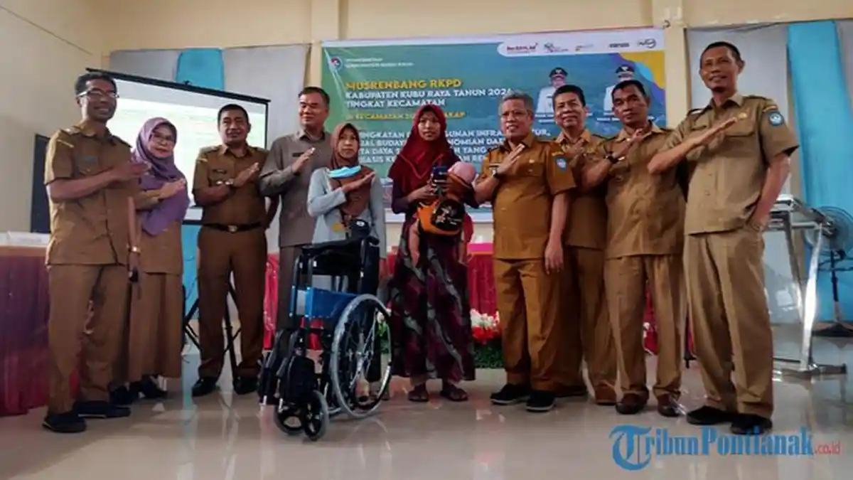 Bupati Kubu Raya Serahkan Alat Bantu Disabilitas dan Kartu BPJS di Kecamatan Sungai Kakap