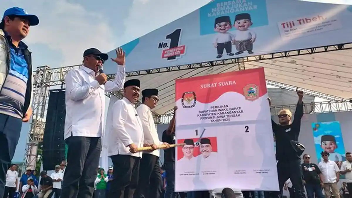 Di Tengah Konser di Alun-alun Karanganyar, Paslon Ilyas-Tri Haryadi Simulasikan Mencoblos 