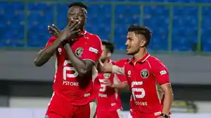 Selebrasi-Ezechiel-Ndouassel-pada-laga-Bekasi-City-vs-PSPS-Riau-di-Liga-2.jpg