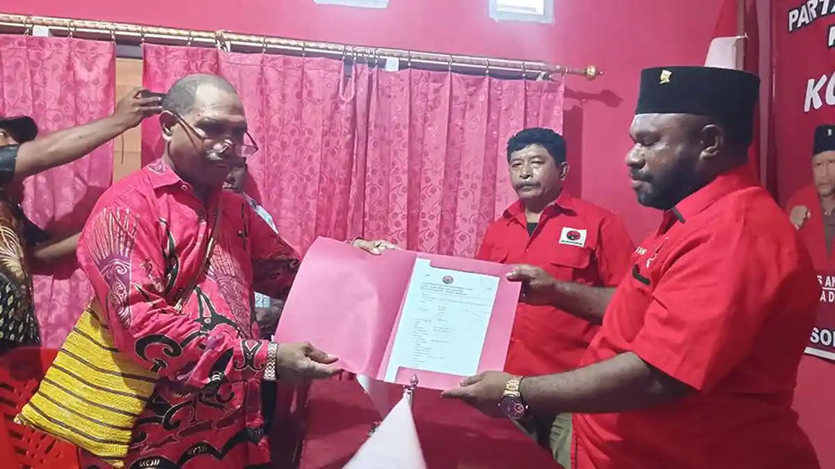 Kenakan Batik Merah, Mesakh Inyomusi Daftar Bacalon Wakil Bupati di PDIP Mansel