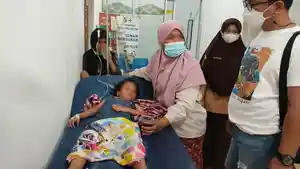 Seorang-anak-panti-asuhan-berusia-5-tahun-dirawat-di-Puskesmas-Medan-Area.jpg