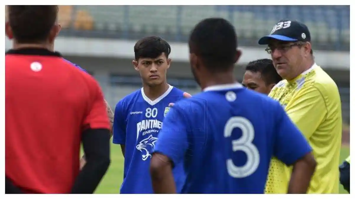 PERSIB HARI INI - Nasib Ezechiel N Douassel & Kevin Kippersluis, Keputusan Pelatih Robert Alberts