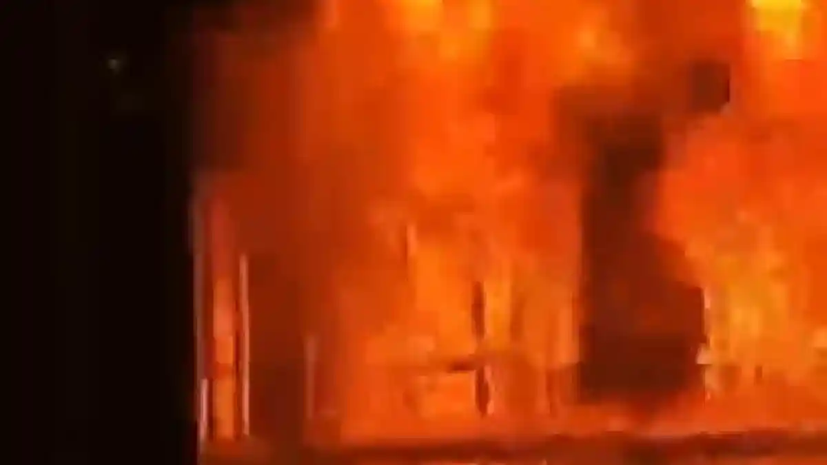 Foto-foto Penampakan Trans Studio Mall Terbakar, Pengunjung Berlarian Selamatkan Diri - Penampakan-api-yang-berkobar-di-Trans-Studio-Mall-Makassar-2312.jpg