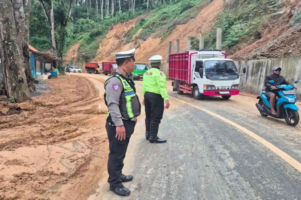 UPDATE Jalur Piket Nol yang Sempat Tertutup Tanah Longsor, Satlantas Polres Lumajang Siaga
