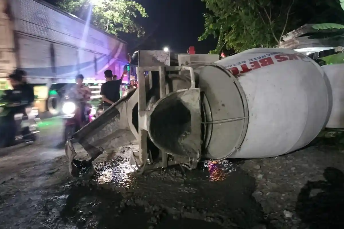 BREAKING NEWS: Mobil Ayla Tabrak Truk Molen sampai Terguling di Jalan Raya Bojonegoro - Babat