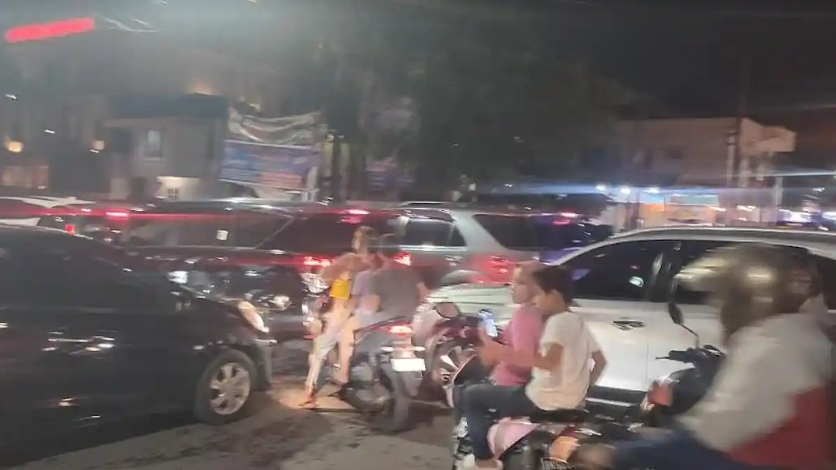 Ratusan Kendaraan Terjebak Macet setelah Hujan Deras di Medan