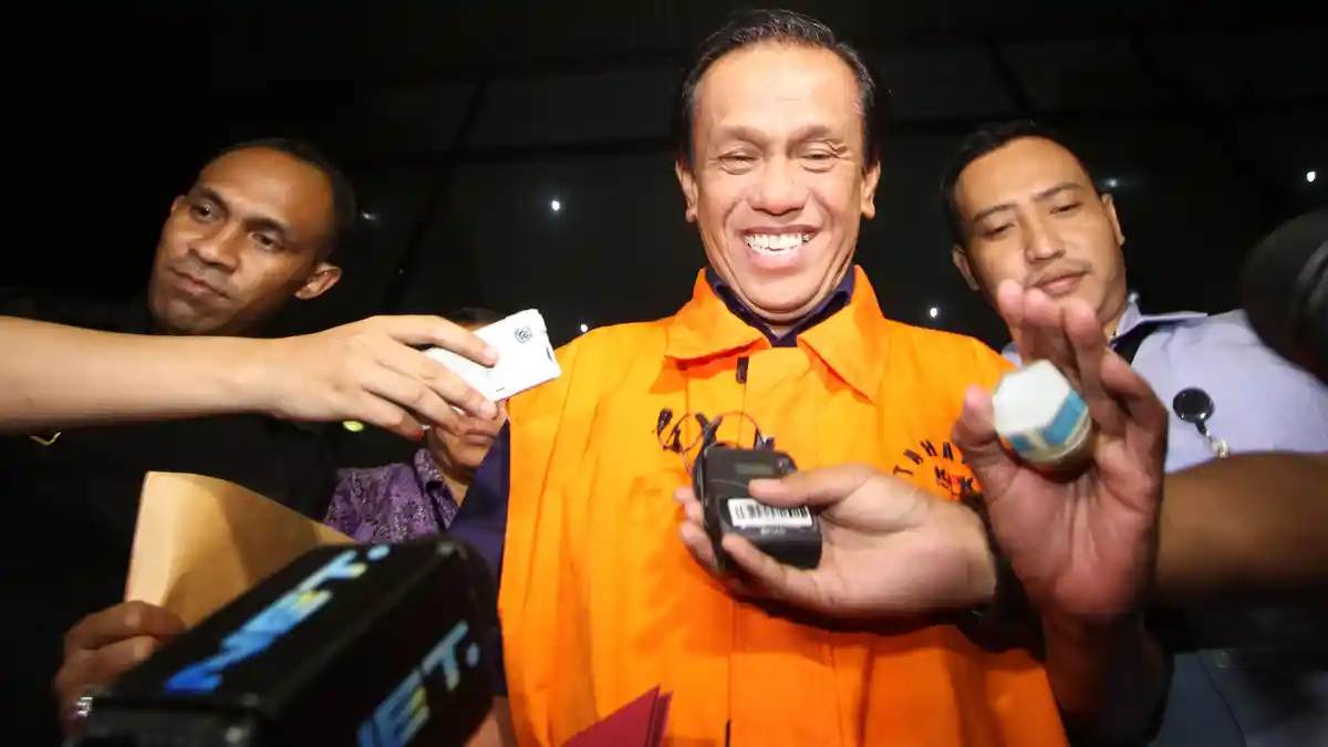 Lempar Senyum Jurus Adriansyah Menangkis Pertanyaan Wartawan Terkait Kasus Suap