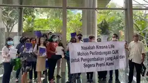 aksi-protes-nasabah-kresna-life-ke-ojk.jpg