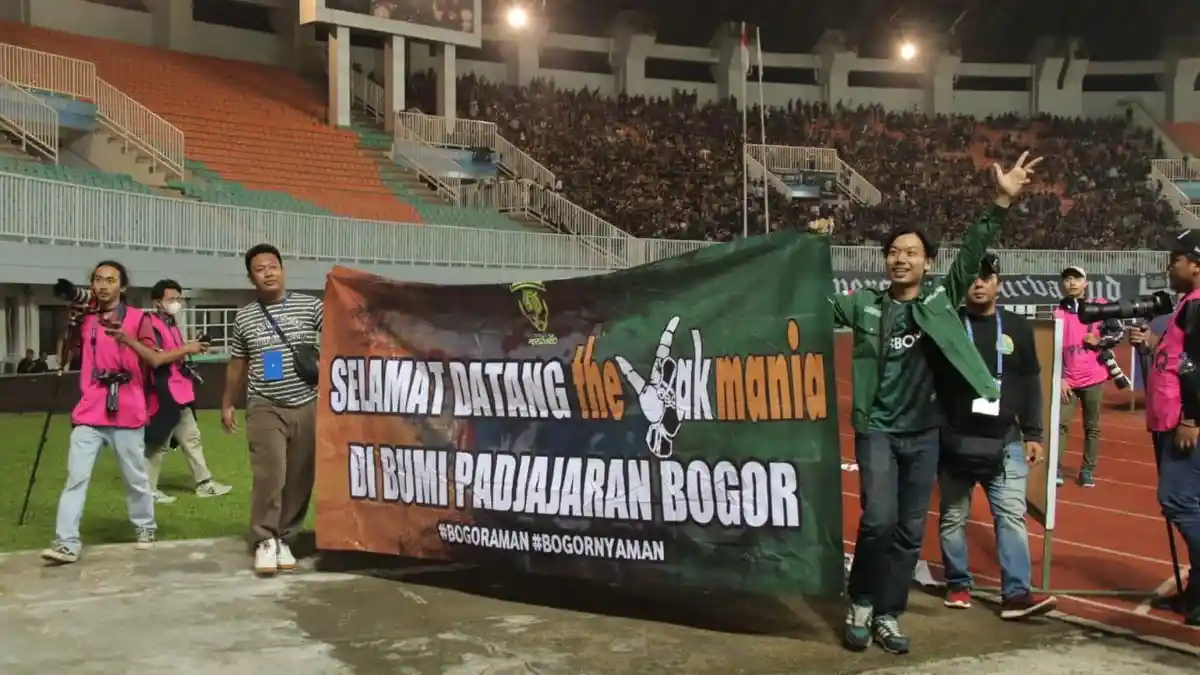 Jak Mania dan Kabo Mania Tunjukkan Keharmonisan di Stadion Pakansari