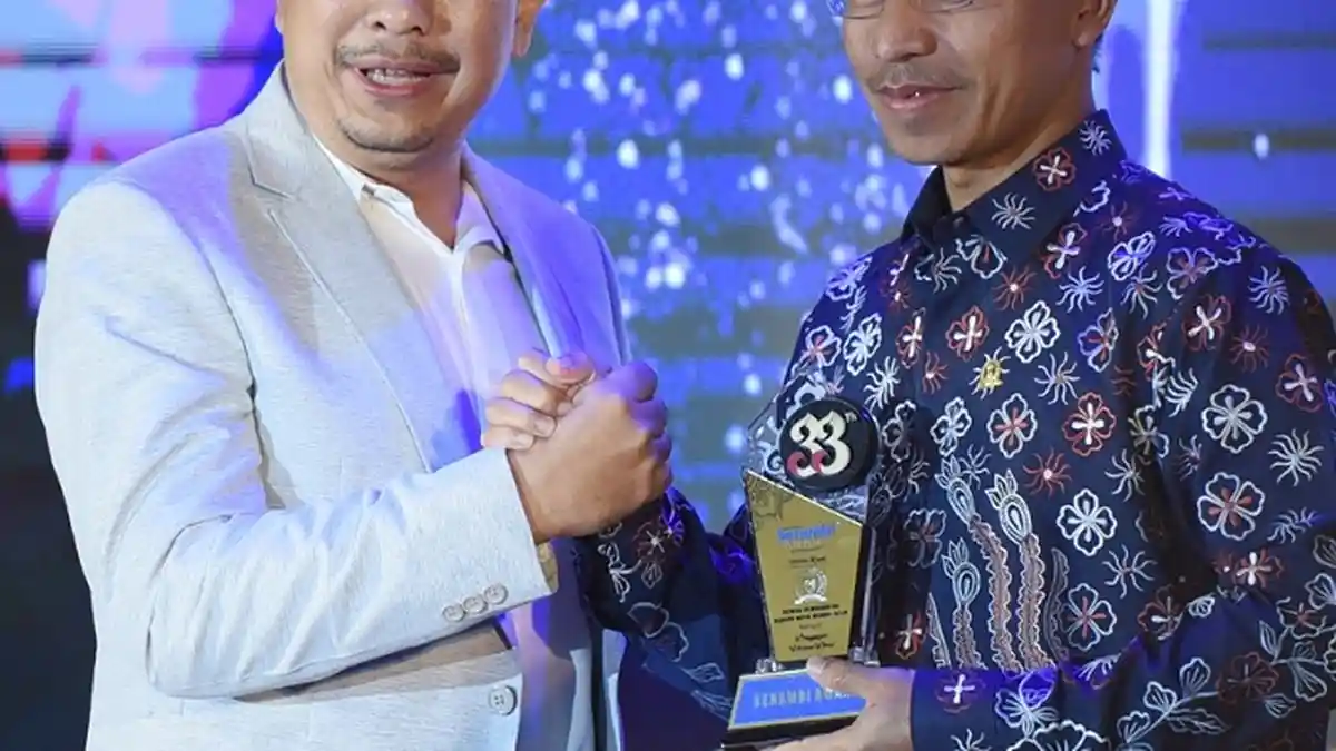 Ketua DPRK Banda Aceh Terima Anugerah Serambi Awards 2022 sebagai Tokoh Responsif dan Aspiratif