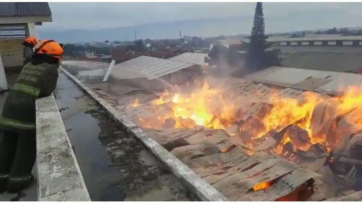 Api Kebakaran di Gudang Triplek Belum Padam, Diskar PB Kota Bandung Minta Bantuan Dinas PU