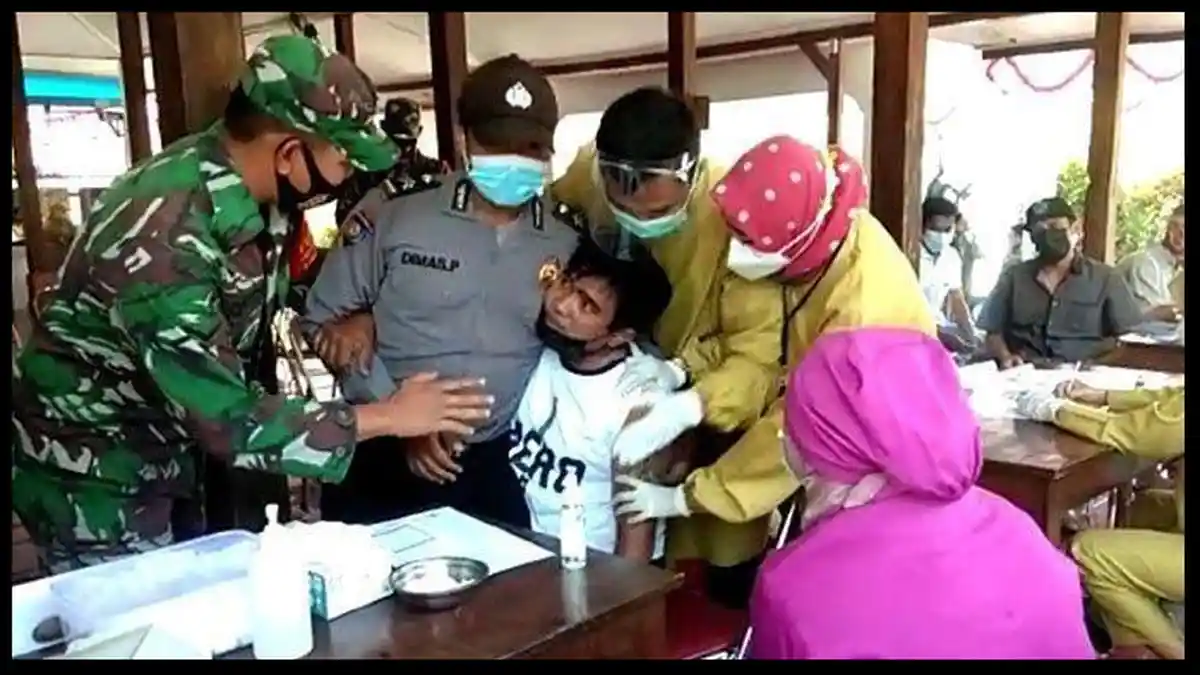 Pria Bertato Ketakutan saat Mau Suntik Vaksin Covid-19 hingga Dipegangi Tentara