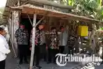 Bupati-Sidoarjo-Ahmad-Muhdlor-mengunjungi-rumah-warga-Desa-Jatikalang-Prambon.jpg