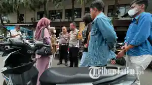 puluhan-motor-ditinggalkan-pemiliknya-ketika-aksi-demo-tolak-UU-TNI-di-depan-Gedung-DPRD-Kota-Malang.jpg
